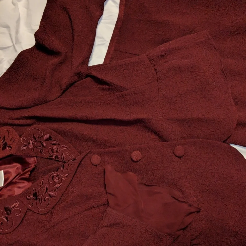 EUC Elegant burgundy woman's suit Women’s size 10
